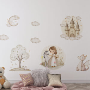 Set dečijih zidnih nalepnica sa princezom, jednorogom, zmajem, drvetom, dvorcem i oblacima u toplim pastelnim tonovima postavljen na zidu dečije sobe